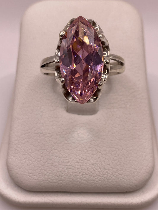 Anillo solitario de plata .925 con circonia rosa corte marquesa sobre soporte blanco, vista superior