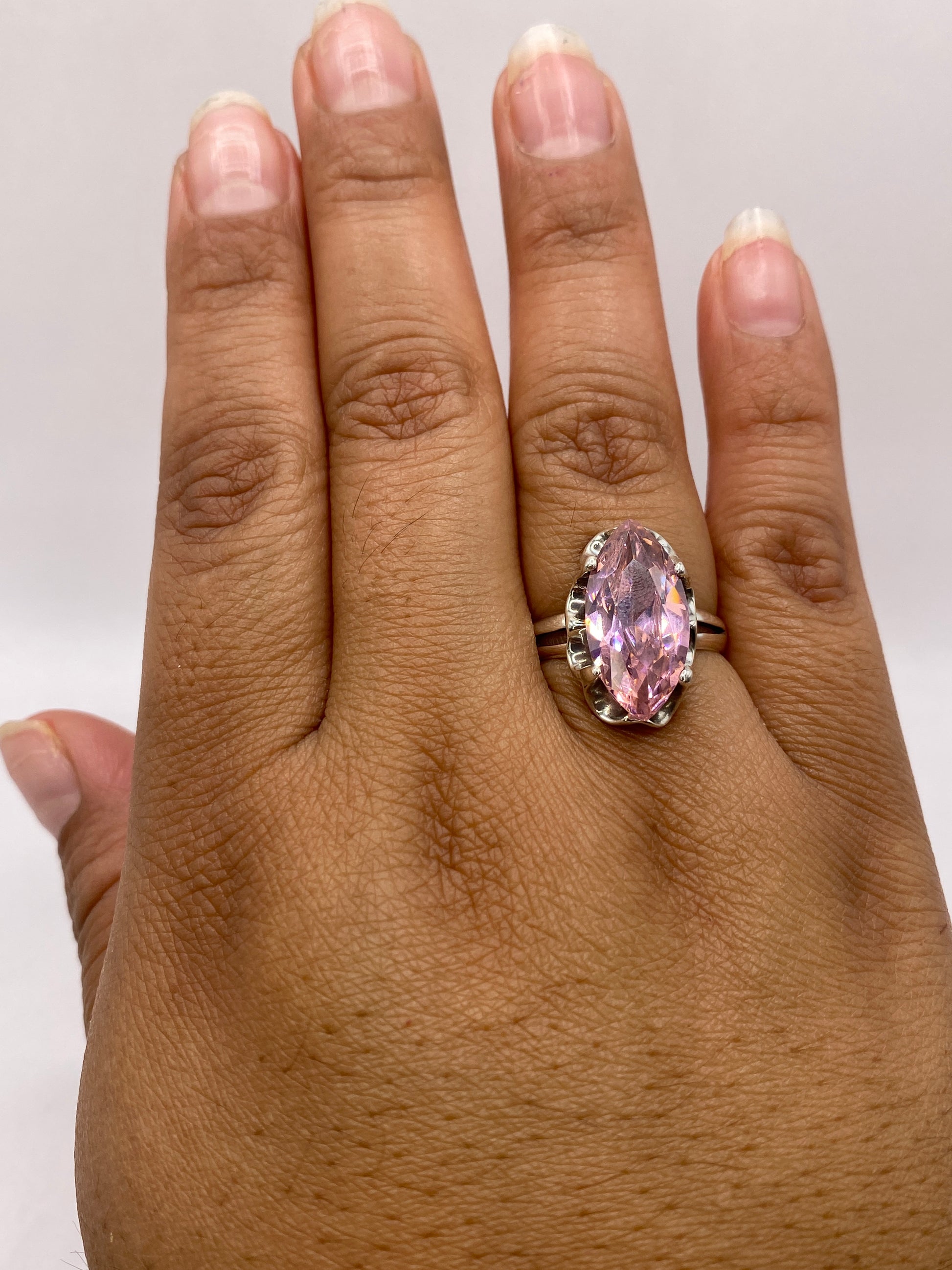 Anillo solitario marquesa rosa en plata .925 puesto en la mano de una mujer