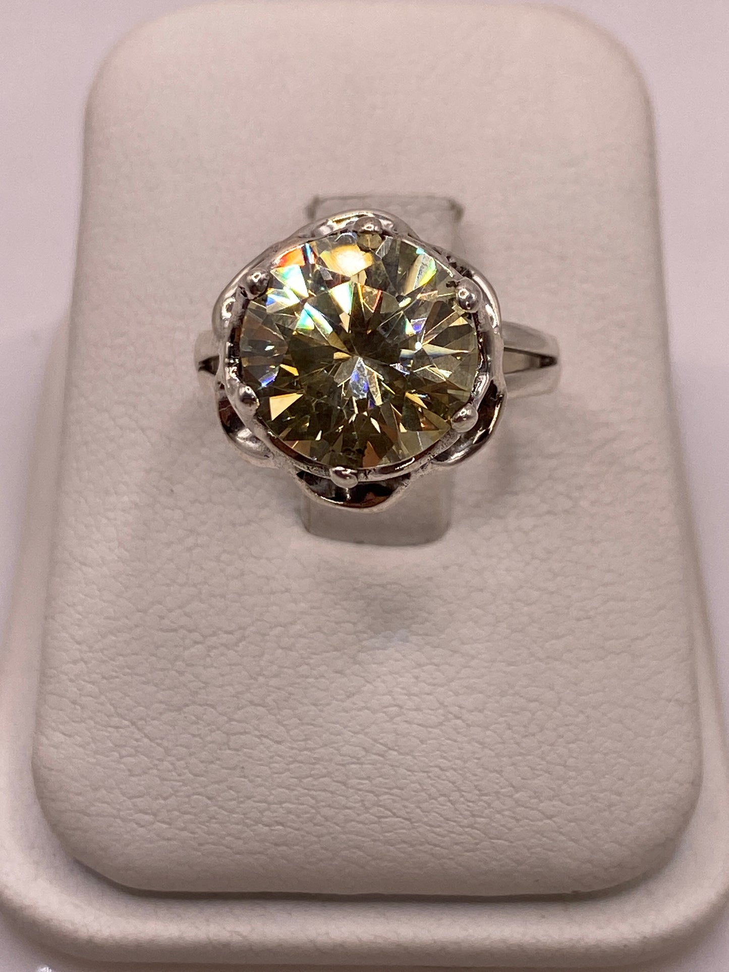 Anillo solitario de plata .925 con circonia champán talla brillante en montura calada vintage, vista superior