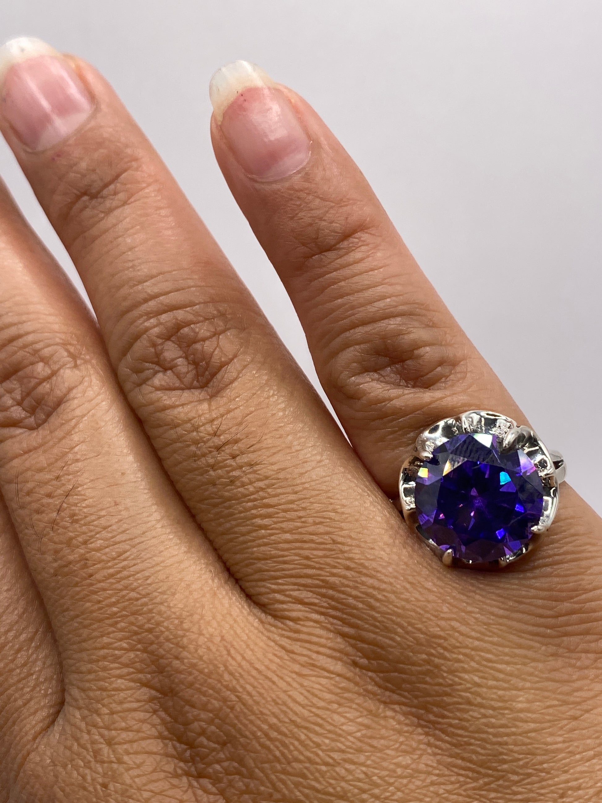 Anillo solitario violeta en plata .925 puesto en la mano de una mujer, mostrando el tamaño real de la piedra