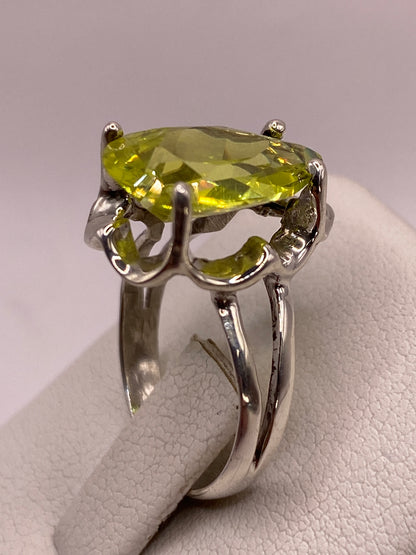 Detalle del engaste calado y garras decorativas del anillo de plata con circonia pera verde lima