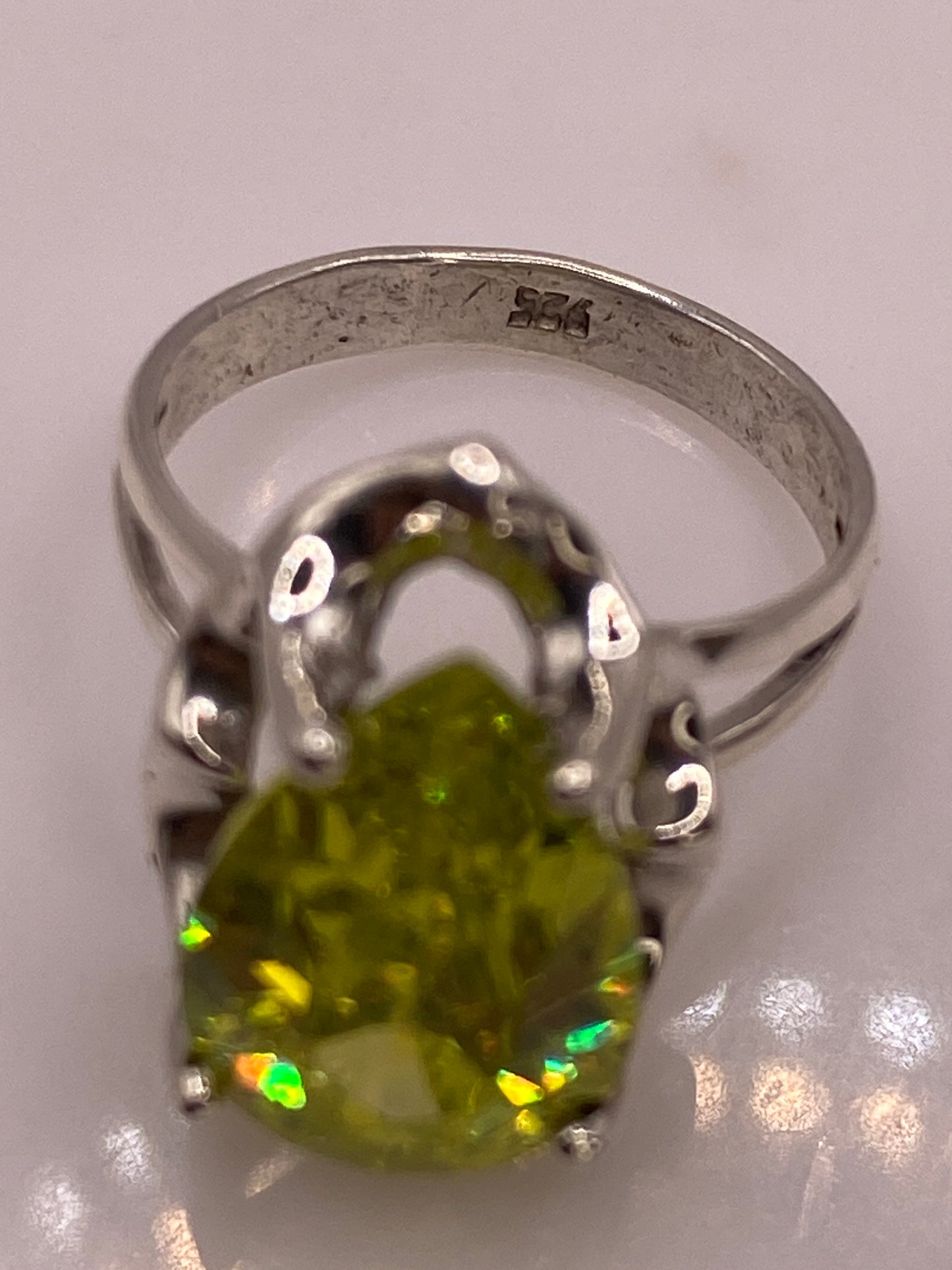 Interior de la banda del anillo mostrando el sello 925 grabado, con báscula marcando 4.5 gramos