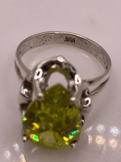 Interior de la banda del anillo mostrando el sello 925 grabado, con báscula marcando 4.5 gramos