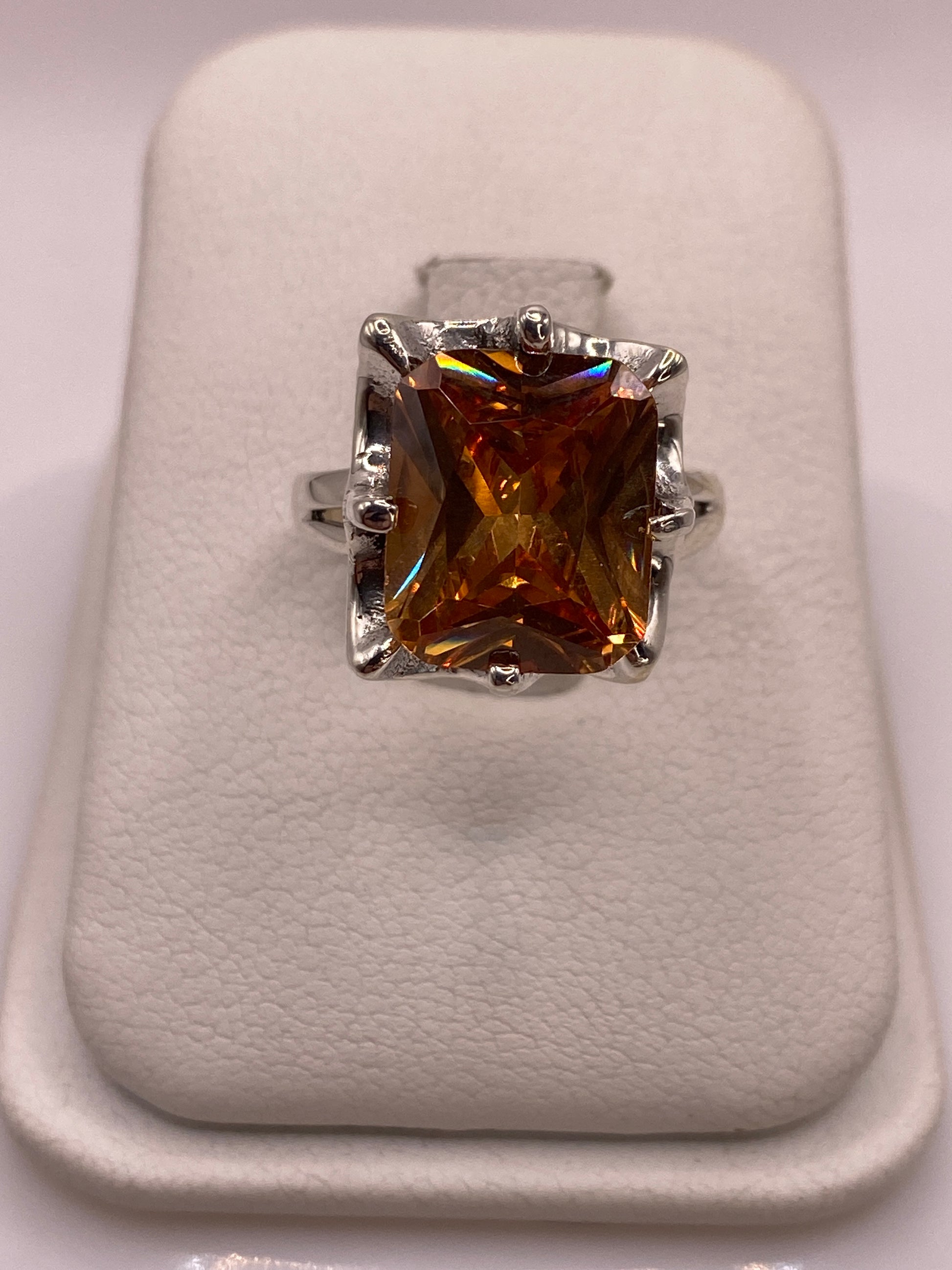 Anillo solitario de plata con circonia ámbar facetada, diseño coctel elegante