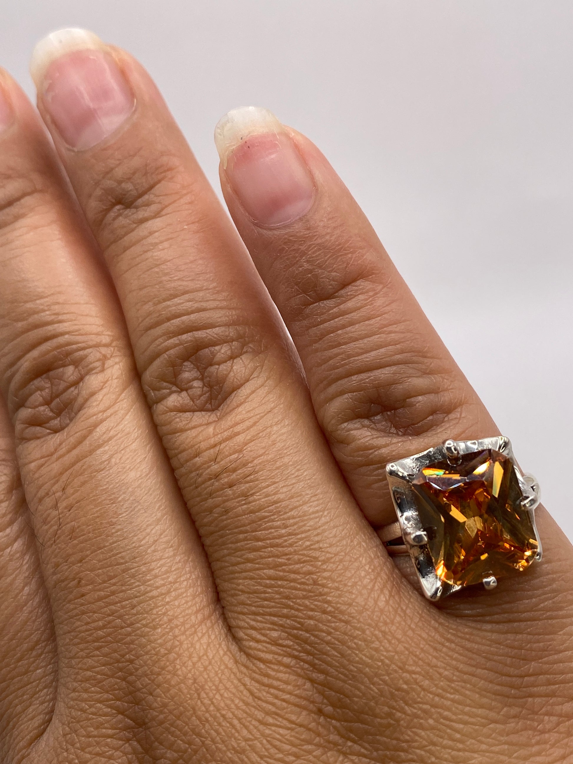 Anillo en balanza de precisión pesando 4.9 gramos, certificado SKU 002262