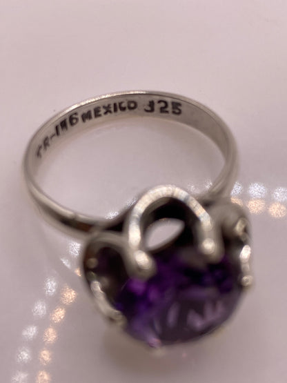 Interior de la banda del anillo con sello grabado MEXICO 925 y peso 4.7 g en báscula