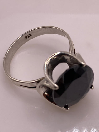 Anillo Solitario de Plata .925 con Circonia Negra Oval Facetada