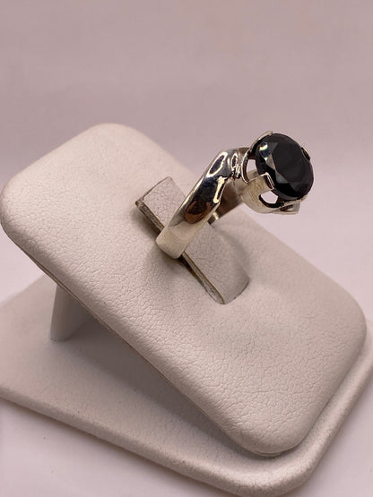 Vista lateral del anillo elegante mostrando la banda de plata .925 y el engaste de la circonia