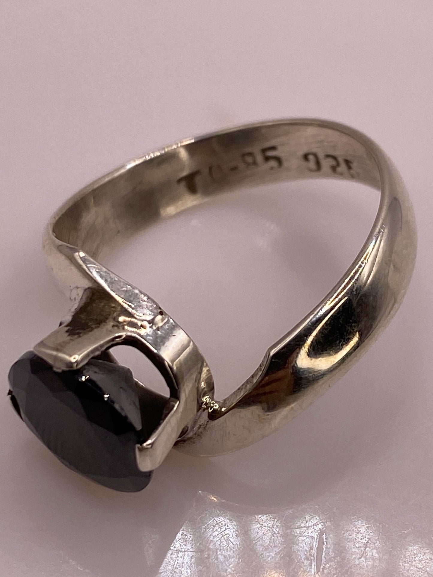 Anillo de Plata Solitario Circonia Negra — Elegancia Minimalista