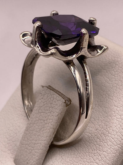 Detalle lateral del anillo de coctel mostrando la banda y patas de engaste