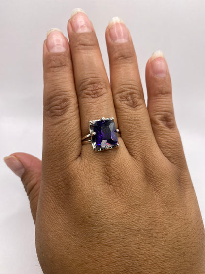 Anillo solitario en báscula mostrando peso de 5.2 gramos y sello .925