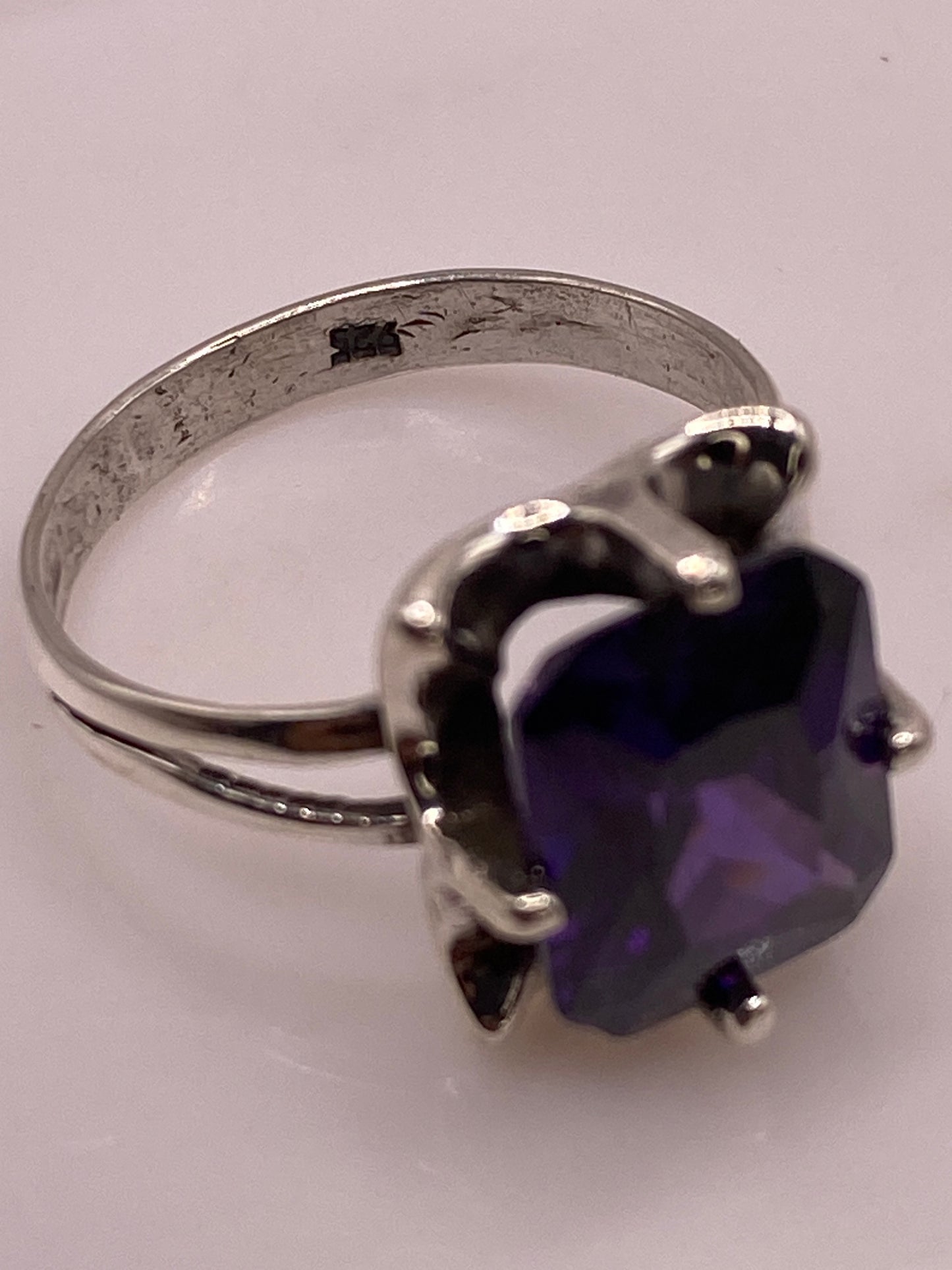 Anillo Solitario de Plata con Circonia Púrpura — Coctel Elegante