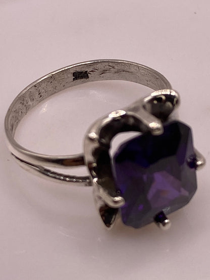 Anillo Solitario de Plata con Circonia Púrpura — Coctel Elegante