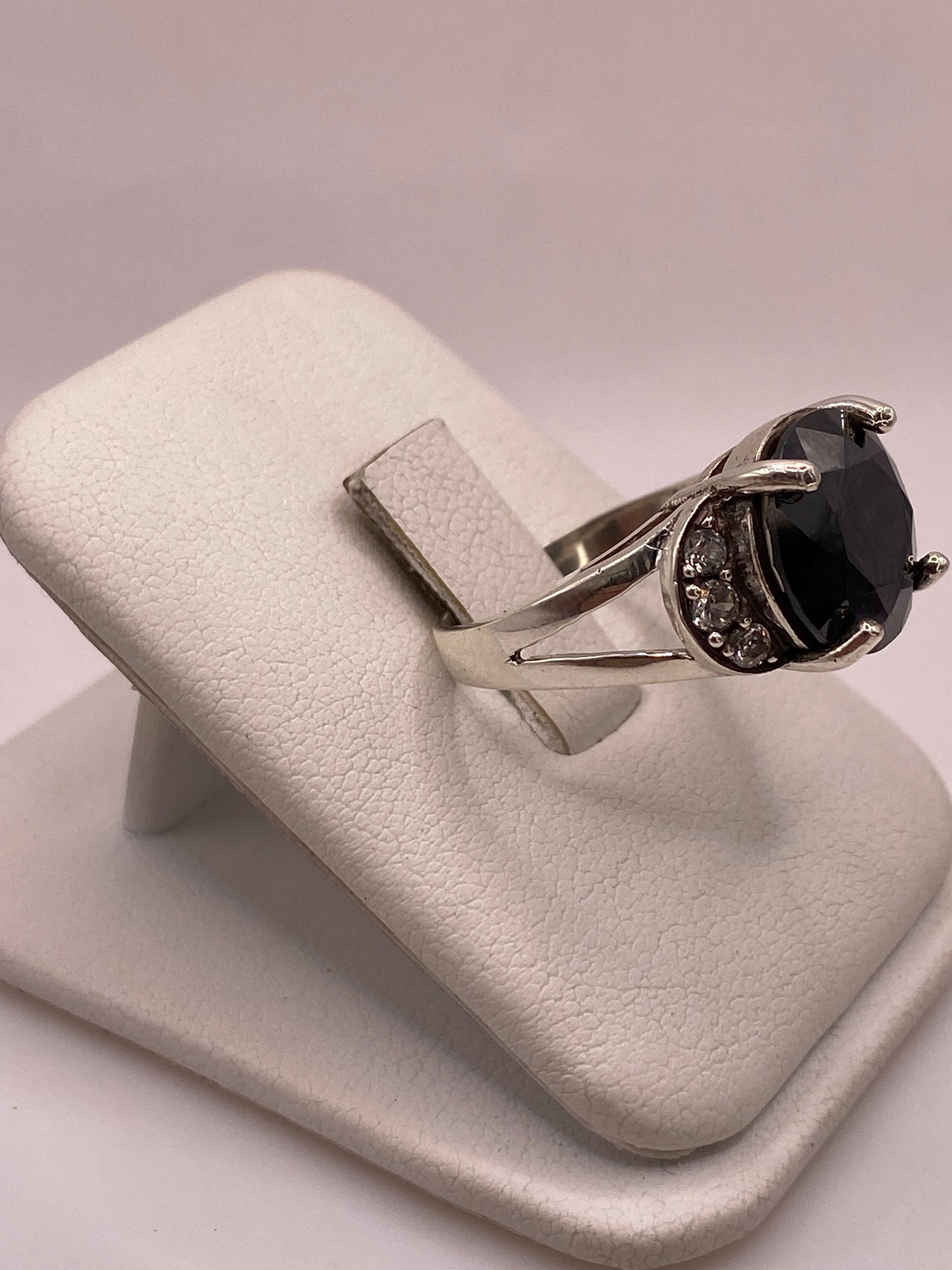 Anillo solitario en plata .925 con circonia brillante, vista lateral mostrando la banda pulida