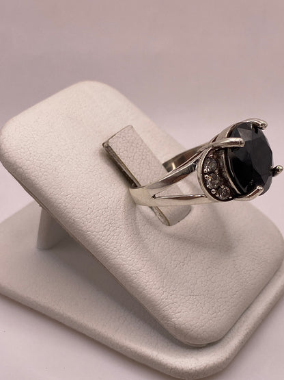Anillo solitario en plata .925 con circonia brillante, vista lateral mostrando la banda pulida