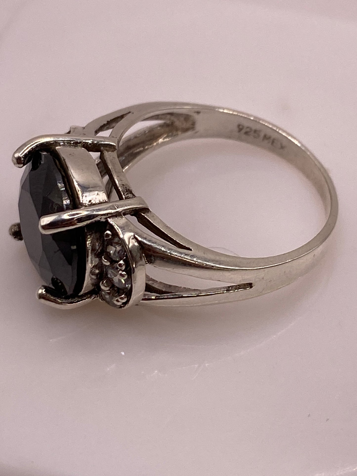 Anillo Solitario de Plata .925 con Circonia Ovalada