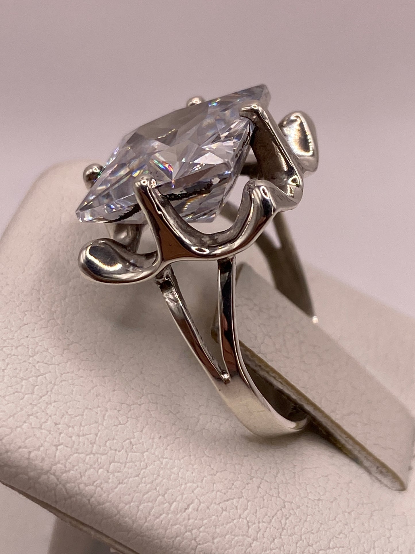 Circonia blanca de corte cuadrado con fuego diamantado en anillo de plata pura, detalle del engaste a mano