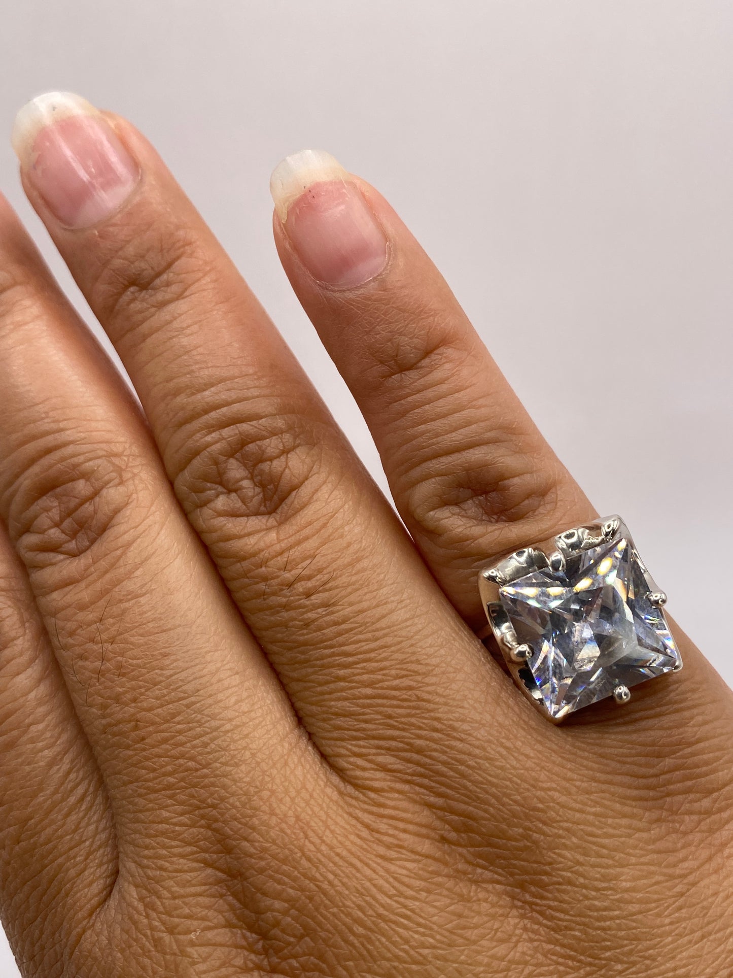 Anillo solitario en plata .925 pesando 5.7 gramos, con sello de autenticidad visible en la banda