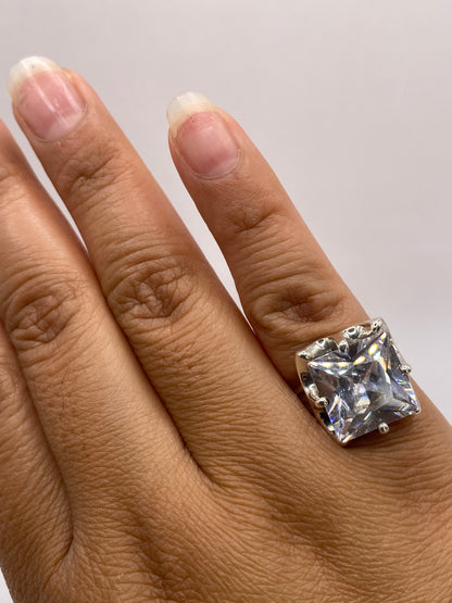 Anillo solitario en plata .925 pesando 5.7 gramos, con sello de autenticidad visible en la banda