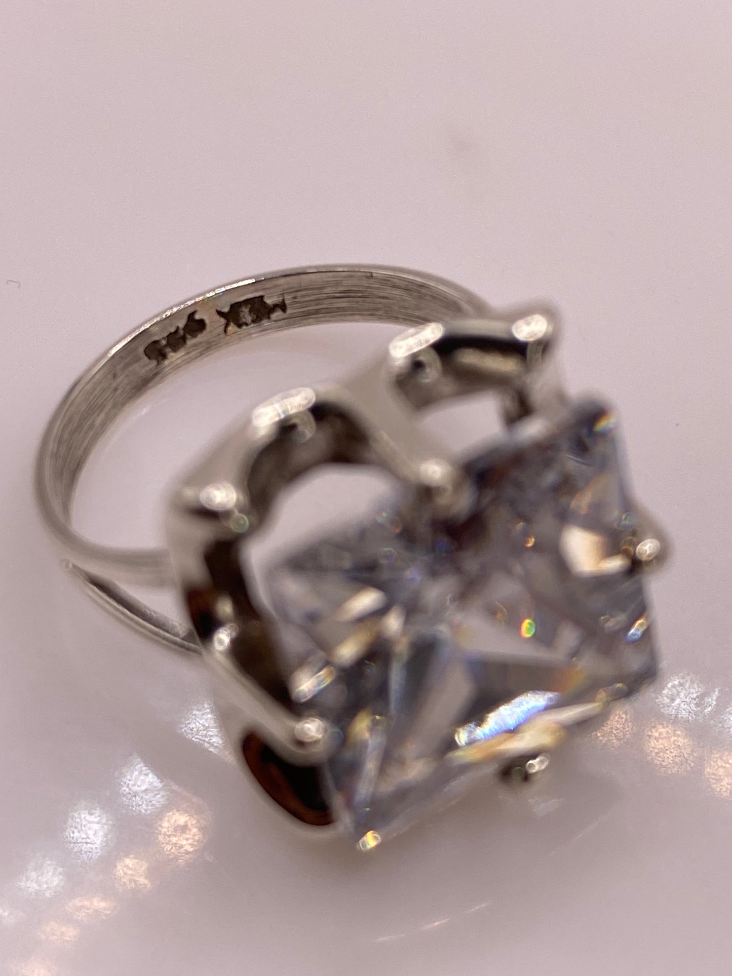 Anillo de Plata Solitario con Circonia Blanca — Brillo Diamante