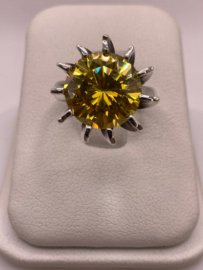 Anillo solitario de plata .925 con circonia amarillo oro en forma frontal, mostrando el engaste de púas