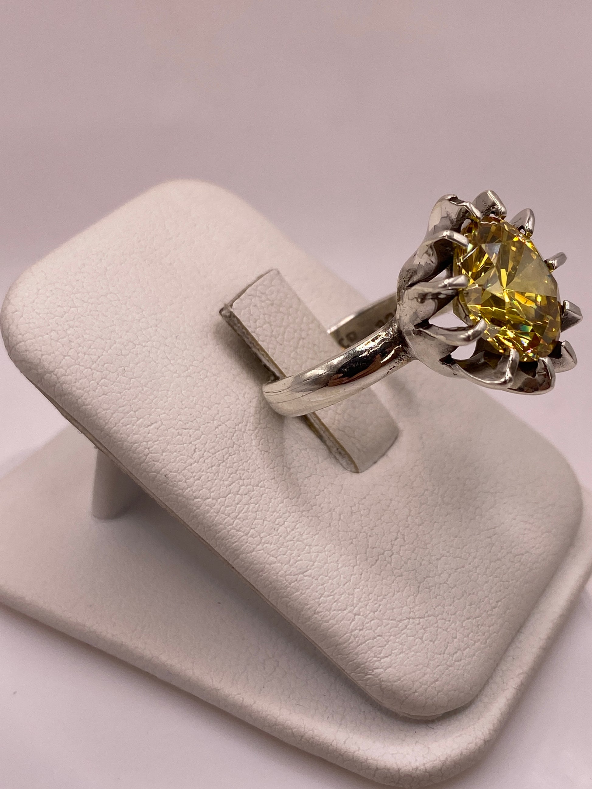 Vista lateral del anillo de plata auténtica con circonia dorada, banda pulida
