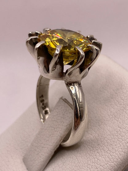 Detalle del sello 925 MEXICO en la banda interna del anillo solitario