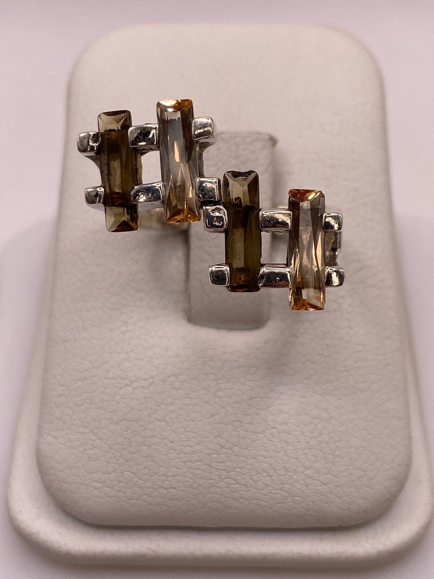 Anillo de plata .925 con circonias ámbar en racimo geométrico, diseño arquitectónico vintage