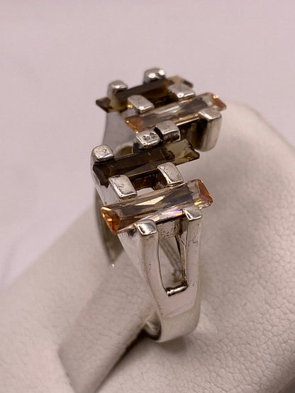 Detalle del frente del anillo con las 5 circonias facetadas en tono ámbar dorado