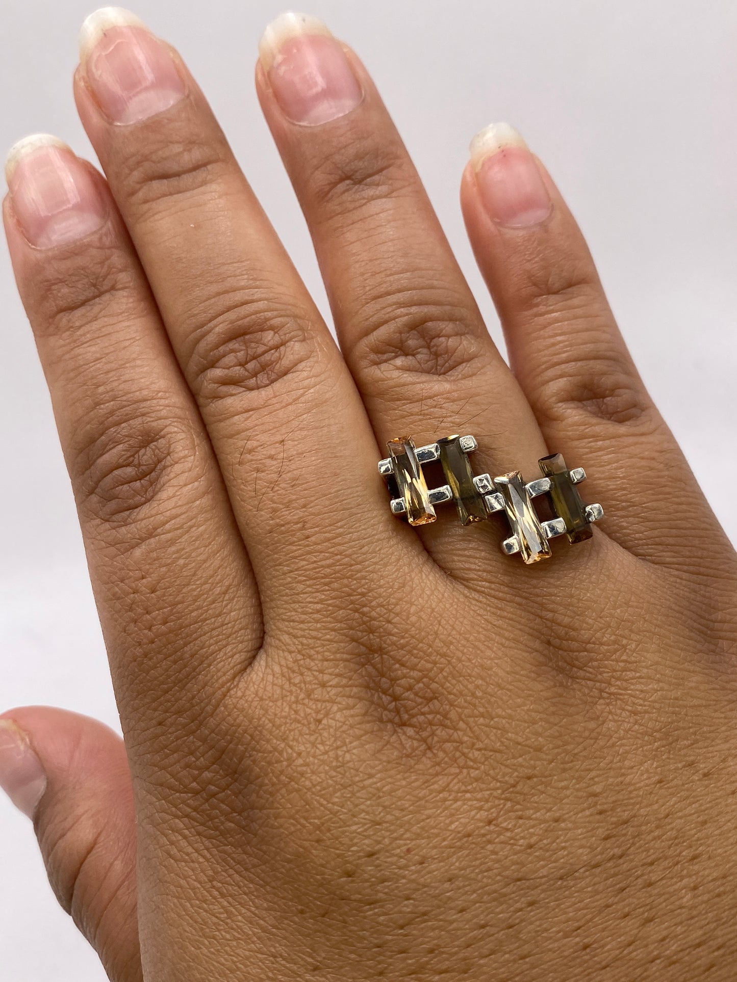 Anillo arquitectónico en la mano mostrando el peso y presencia del diseño