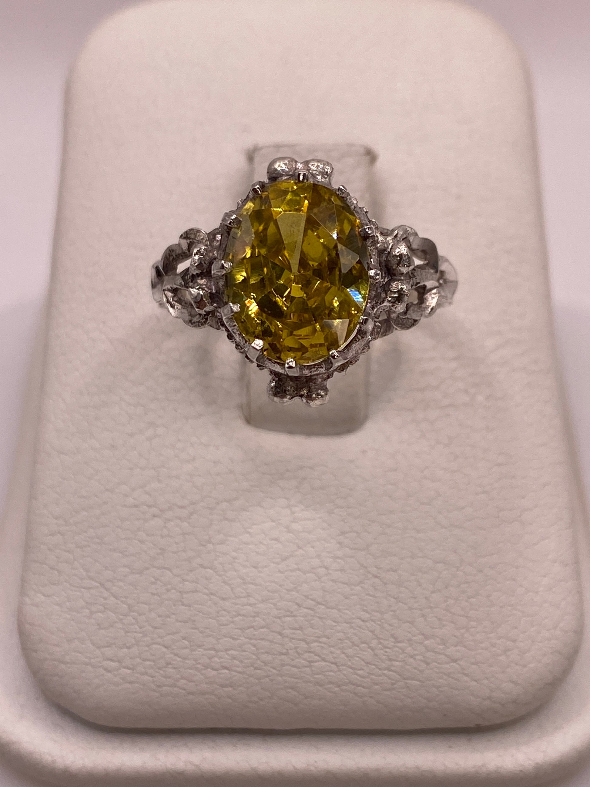 Anillo de plata vintage con circonia amarilla brillante en estuche blanco, frente