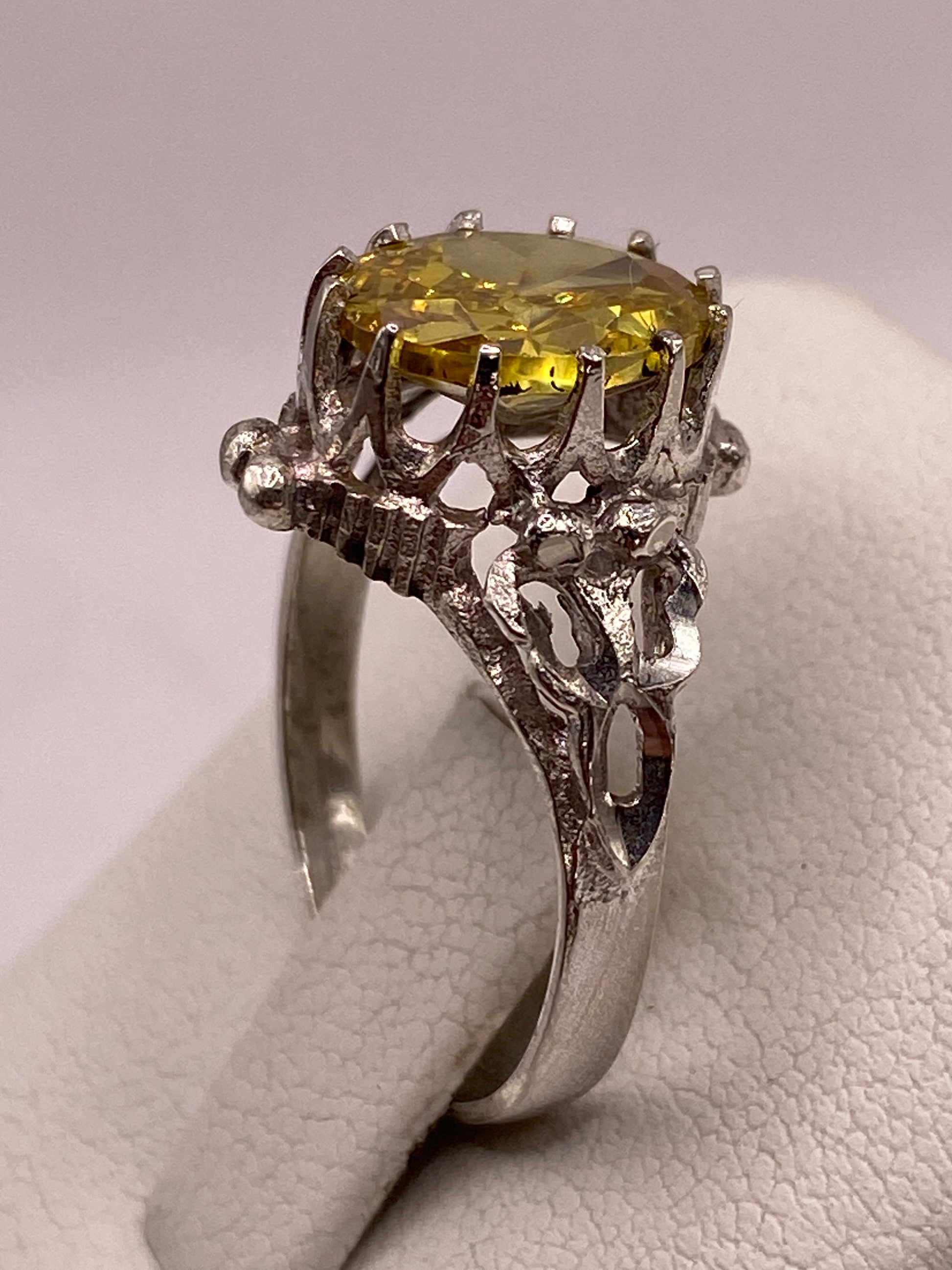 Detalle del engaste filigranado en plata .925 con circonia amarilla tipo diamante