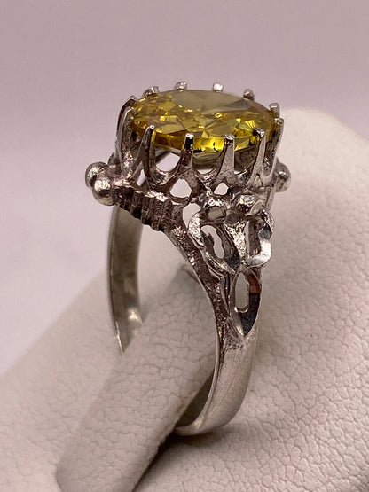 Detalle del engaste filigranado en plata .925 con circonia amarilla tipo diamante