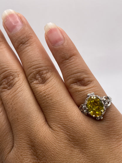 Anillo vintage de plata en dedo de mujer mostrando el brillo y fuego de la circonia