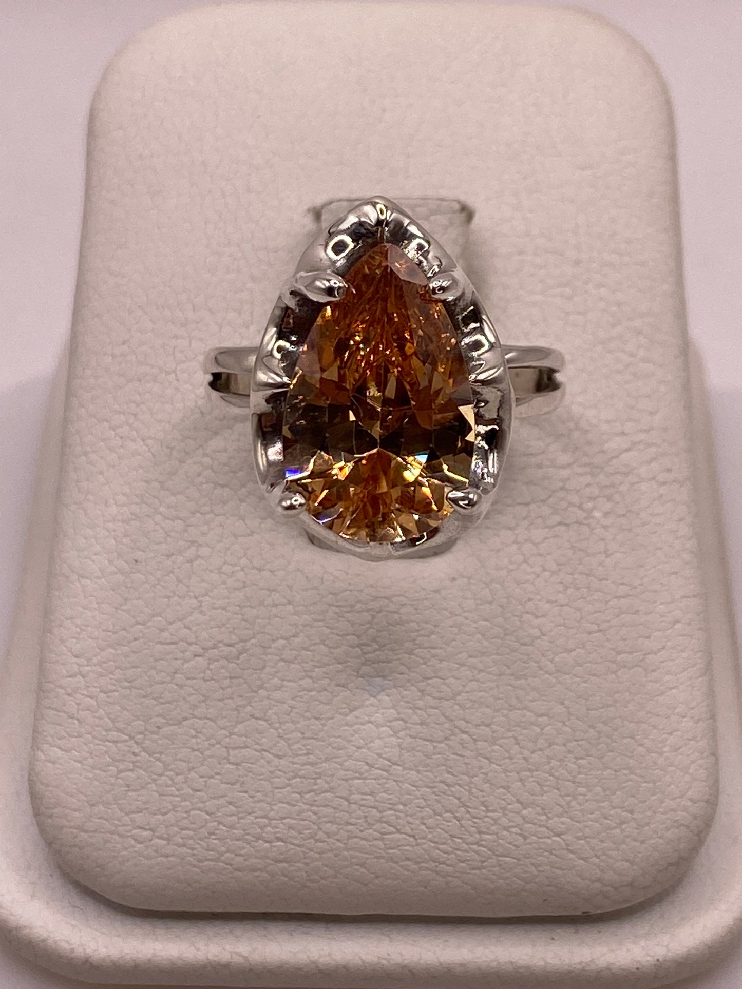 Anillo de plata solitario con circonia pera ámbar dorado en caja blanca de presentación