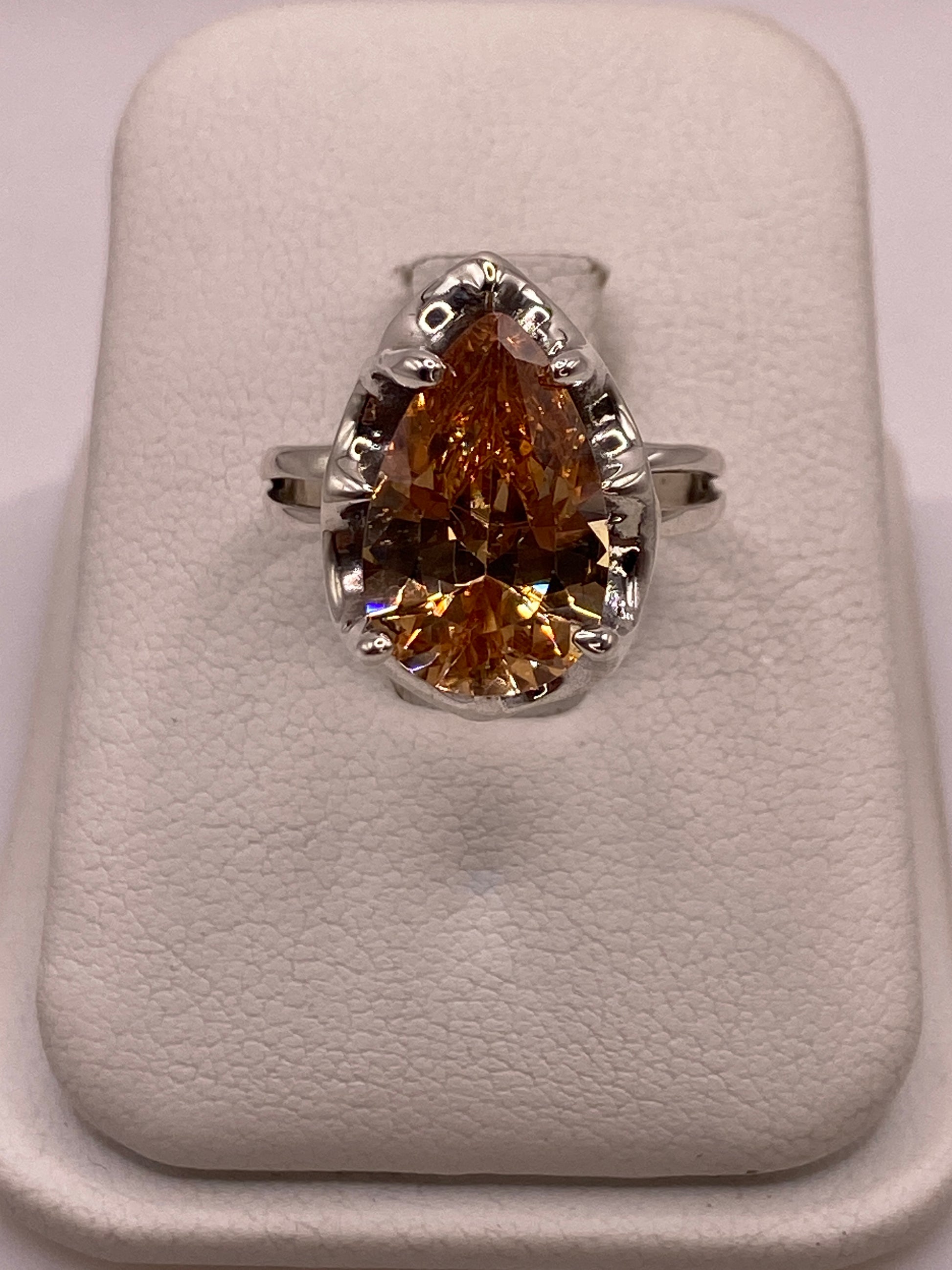 Anillo de plata solitario con circonia pera ámbar dorado en caja blanca de presentación