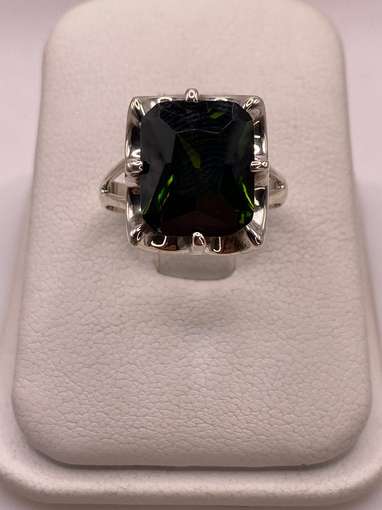 Anillo solitario de plata .925 con circonia negra facetada en engaste de garras ornamentales
