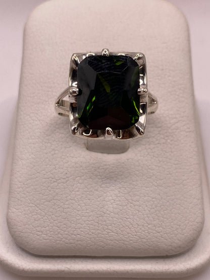 Anillo solitario de plata .925 con circonia negra facetada en engaste de garras ornamentales