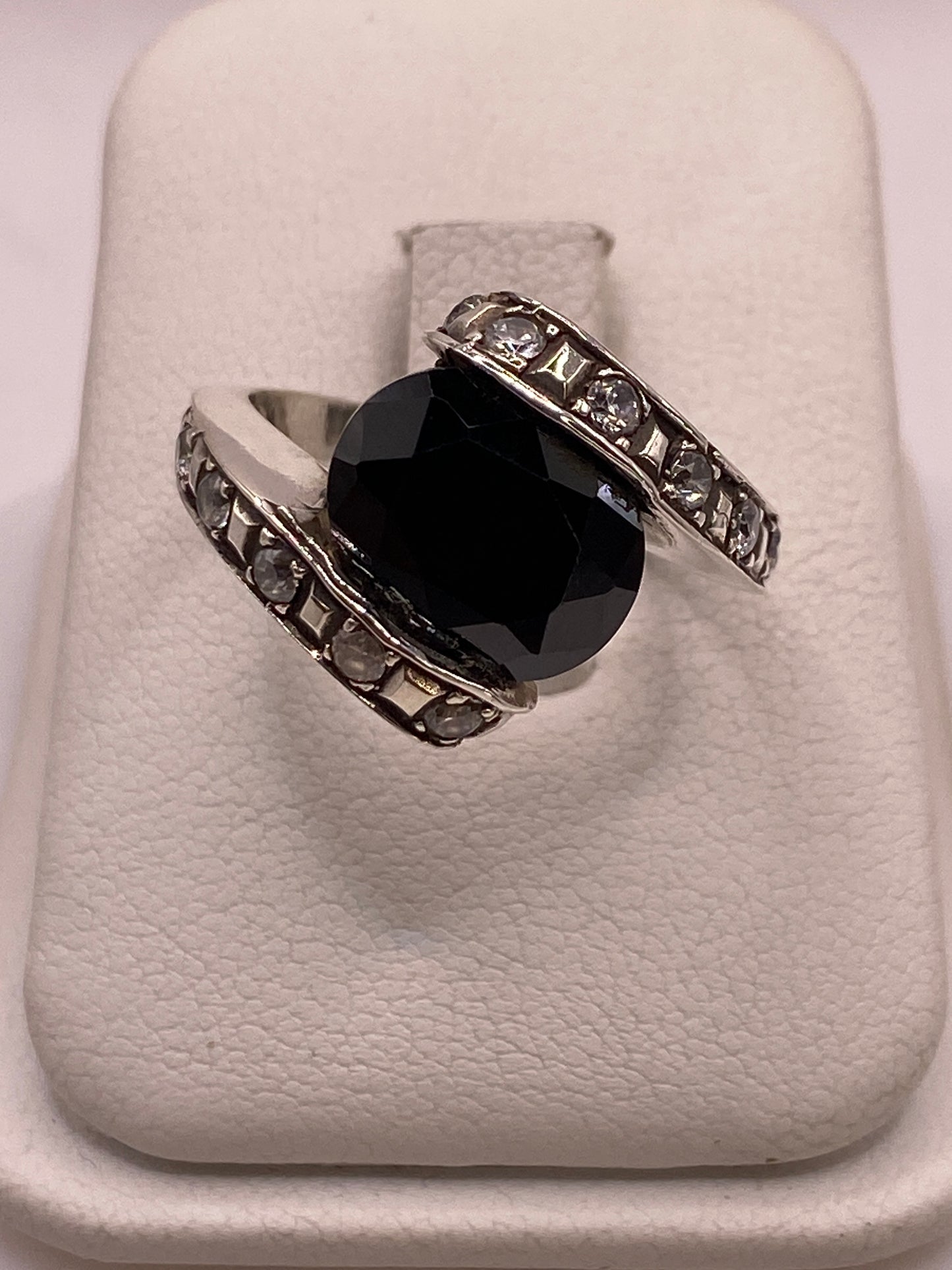 Anillo de plata .925 con ónix negro facetado y circonias blancas engastadas a mano, diseño vintage cocktail