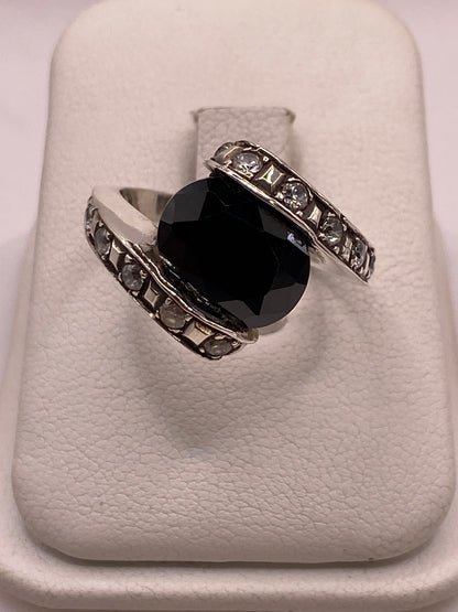 Anillo de plata .925 con ónix negro facetado y circonias blancas engastadas a mano, diseño vintage cocktail