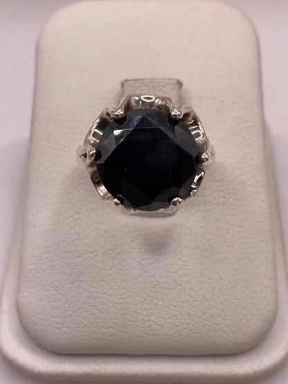 Anillo solitario de plata .925 con circonia negra brillante, frente de 12 mm, en estuche blanco