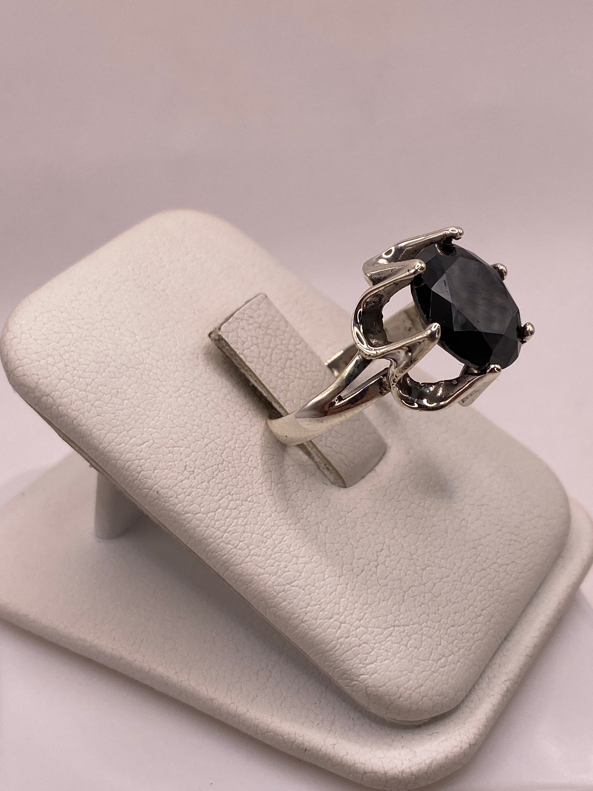 Vista lateral del anillo coctel mostrando la banda pulida de 4 mm en plata de Taxco