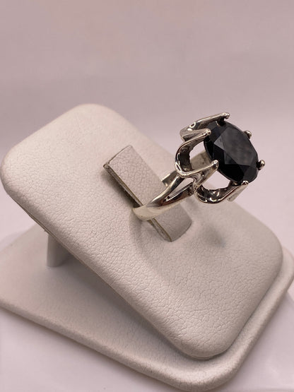 Vista lateral del anillo coctel mostrando la banda pulida de 4 mm en plata de Taxco