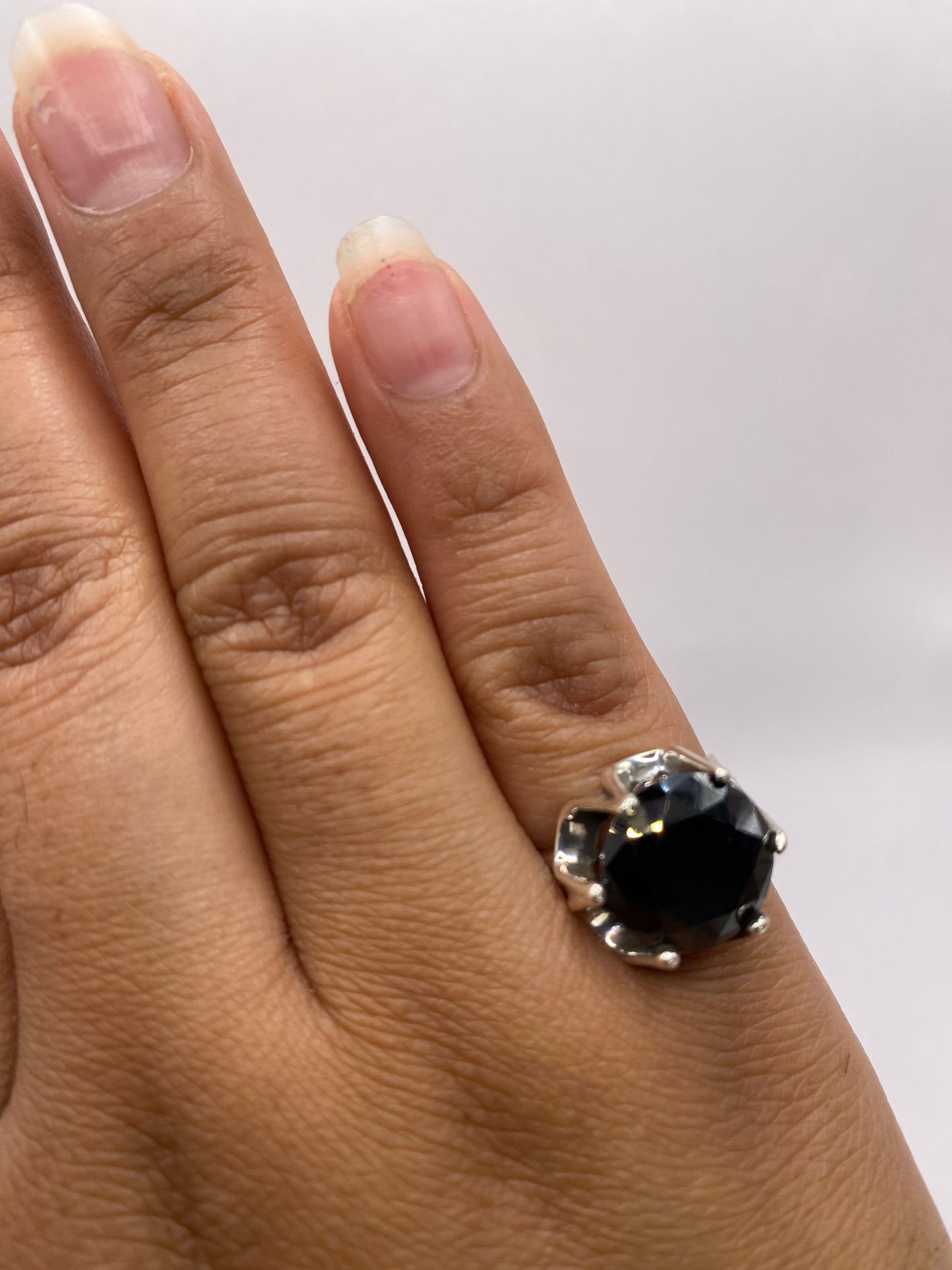 Anillo en dedo, mostrando el tamaño real y el impacto dramático de la piedra negra