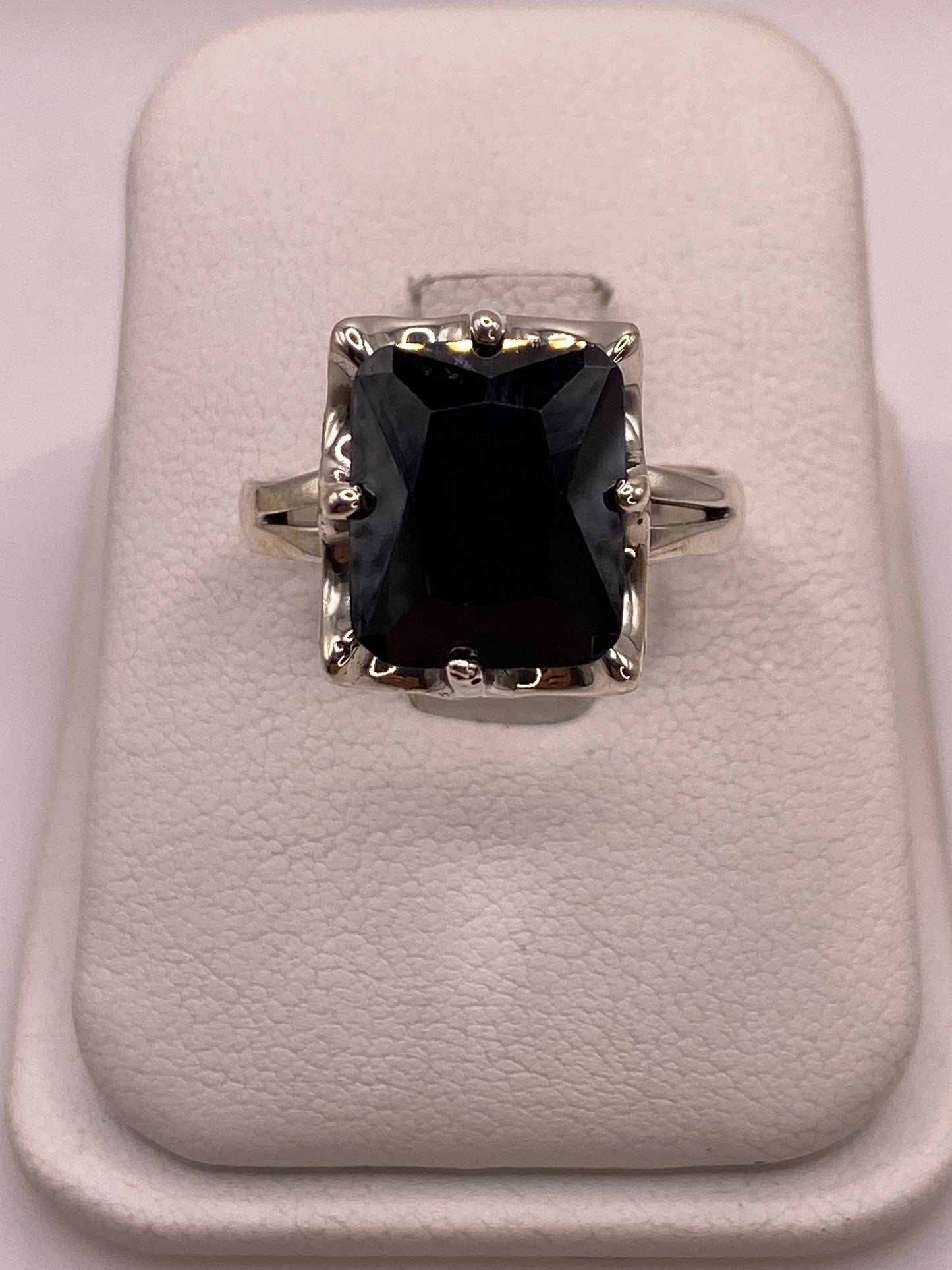 Anillo solitario de plata con circonia negra facetada en estuche blanco