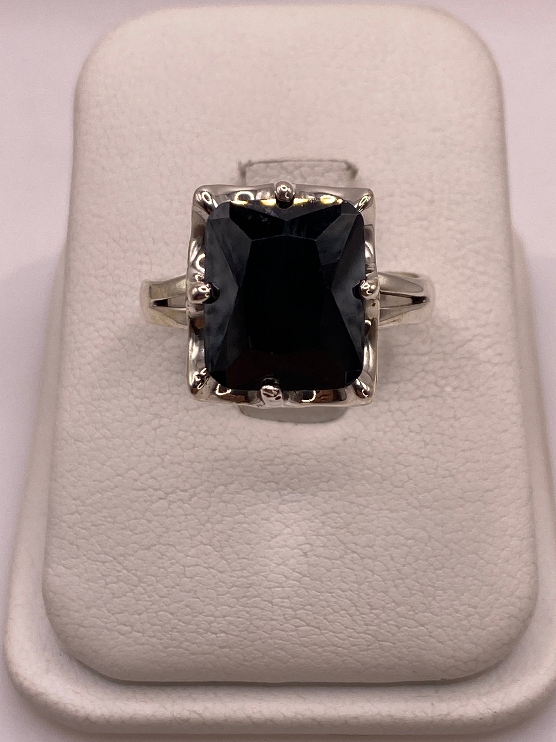 Anillo solitario de plata con circonia negra facetada en estuche blanco