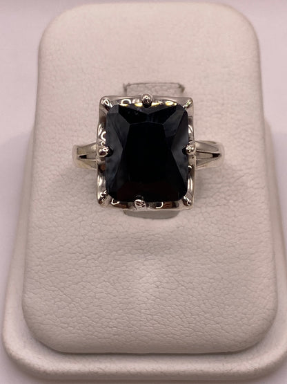 Anillo solitario de plata con circonia negra facetada en estuche blanco