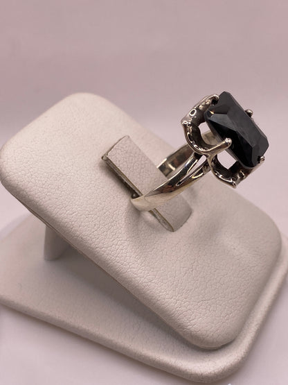 Detalle lateral del anillo de plata mostrando el engaste clásico de cuatro puntas