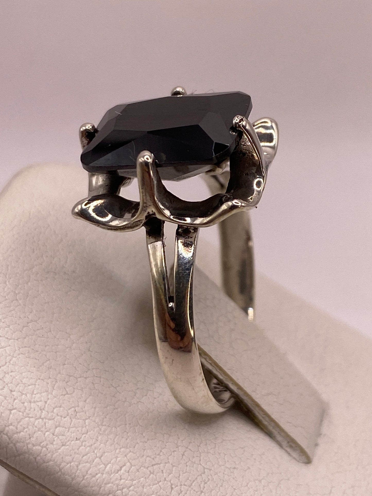 Anillo solitario en la mano con brillo profundo de la circonia negra