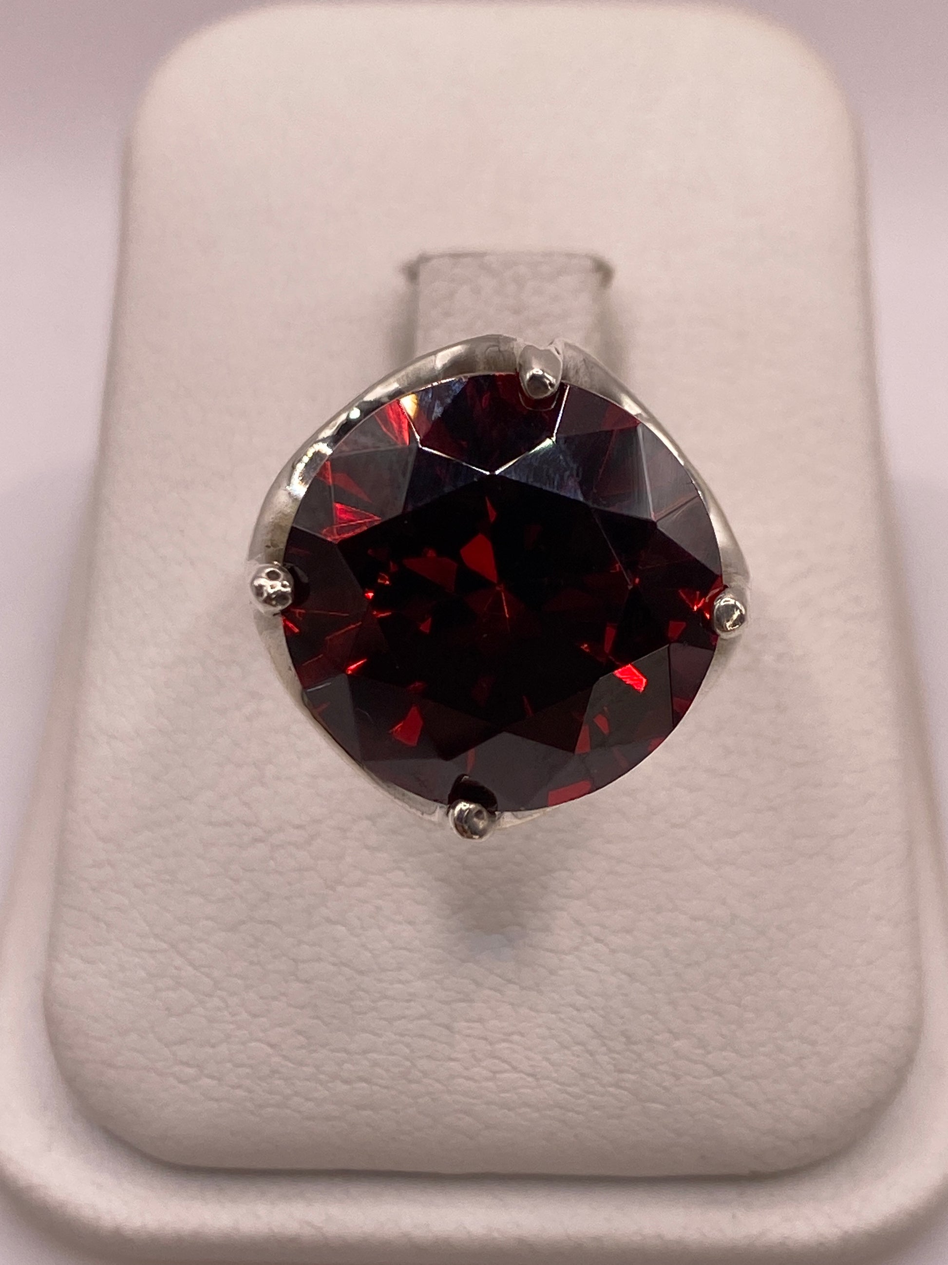 Anillo solitario de plata .925 con circonia roja facetada en estuche blanco